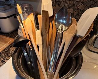 Assorted Kitchen Utensil Set with Stainless Steel Mixing Bowl