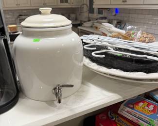 Beverage dispensing crock 
