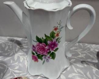 Vintage coffee pot $15