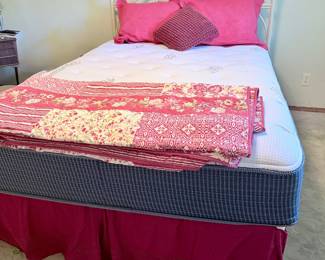 Queen Beautyrest Silver Mattress / Nice / 2 pc  / Headboard separate