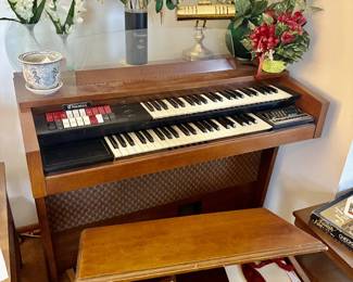 Thomas Solid State Electronic Organ with Bench 