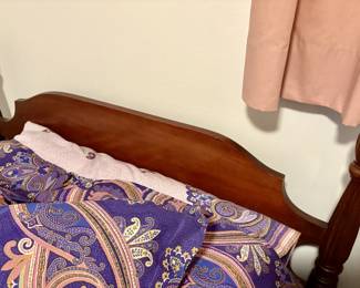 Beautiful Twin Bed Frame (mattress and boxspring too) with pineapple carved finials