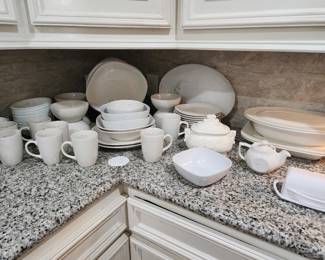 Classic dishware set