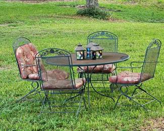 Cute outdoor patio set