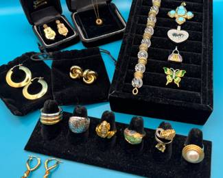 Beautiful fine jewelry with precious gems, yellow and white gold. Antique, vintage and contemporary. 