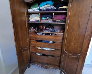 4 Drawers, 3 shelves
