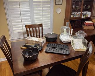 Kitchen aid food processor, Cuisinart electric knife, Cast iron