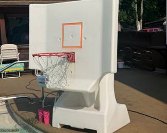 Pool basketball 