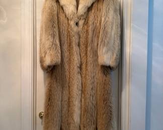 Robert’s Furs Full Length Coyote (S/M)