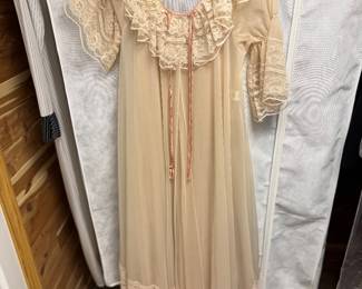 Vintage made in Hong Kong • Peignoir: The lightweight, sheer, or lace-trimmed outer robe (derived from the French word peigner, meaning "to comb"). • Negligee (or Nightgown): The slinky, inner sleepwear slip or gown worn underneath the robe