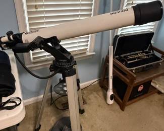 Refracting telescope on adjustable tripod