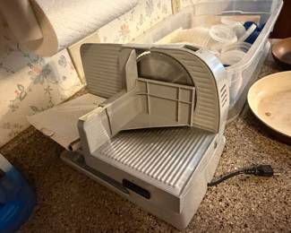 Electric meat and deli slicer