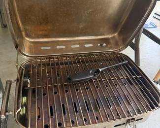 Portable stainless steel propane tabletop grill