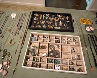 Tray of vintage brooches including butterflies, plus earring collection and long pendant necklaces