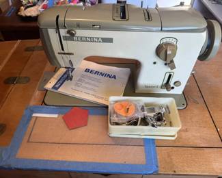 Swiss Bernina Favorit Zigzag Sewing Machine Maple Cabinet Foot Pedal Manual
