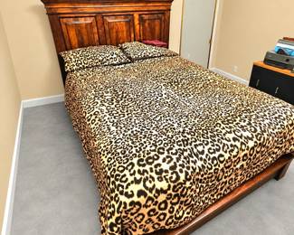 Lot 121 king bed and linens