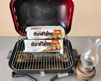 Lot 39 Tabletop grill and oil lamp