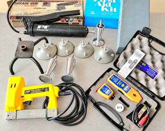 Lot 19 Circuit detector, grease gun, more