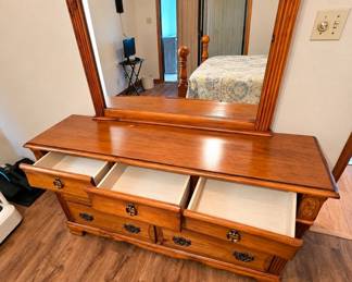 Lot 113 Dresser and mirror detail
