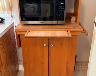lovely smaller kitched cart with butcherblock top and pull out cutting board