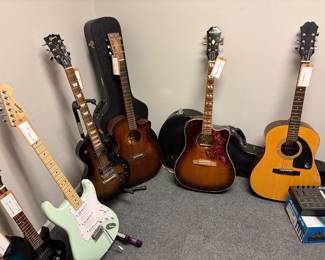 Fender, Gibson Les Paul, Martin, Epiphone Hummingbird 