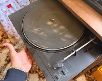 VINTAGE TURNTABLE