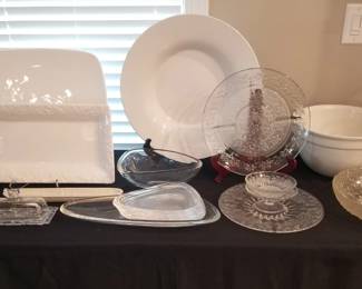Varied serveware items