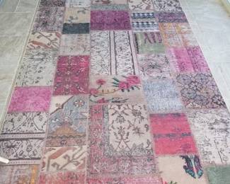 Contemporary accent rug