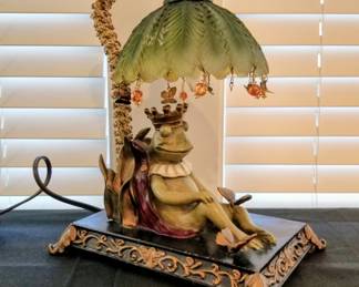 Whimsical frog accent lamp
