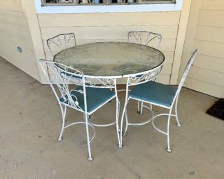 Cute iron patio set 