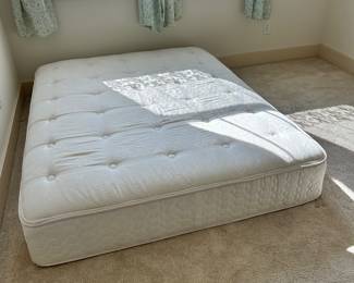 Like new queen mattress 