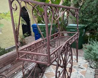 What you could focus on here is the decorative cart, or you could look at the wooden park bench just behind it.