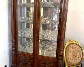 Here we have another display cabinet, with crystal and/or glass dishware on the glass shelves.
