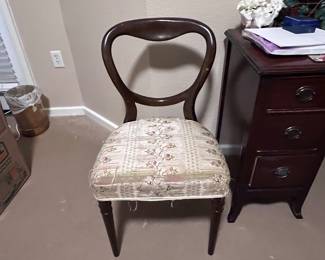 Antique Victorian mahogany balloon-back side chair 