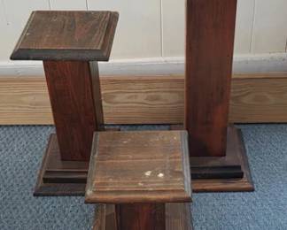 Set of graduated wood pillar pedestals