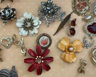 Collection of vintage brooches