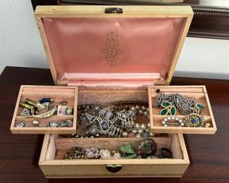Vintage jewelry box with swing out side trays and assorted jewelry