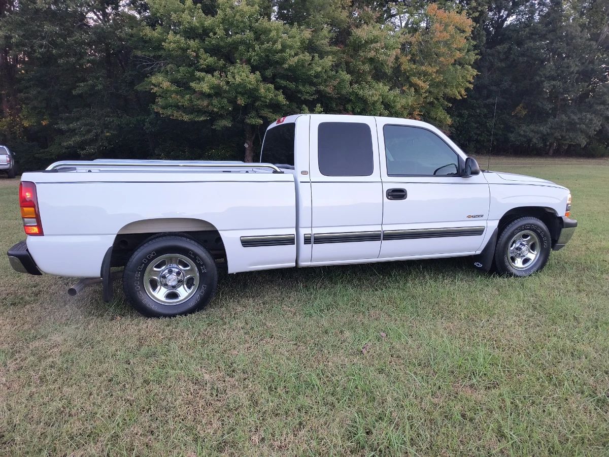 1999 Chevrolet extended cab truck. Beautiful truck!