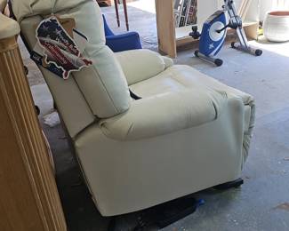 Best Home Furnishings Solo Comfort Petite Lift Recliner
