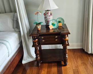 Traditional Mahogany Nightstand with Turned Legs and Drawer