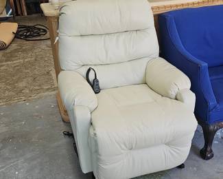 Best Home Furnishings Solo Comfort Petite Lift Recliner