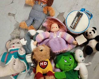 Lot 16: Vintage toy / stuffed animal lot 