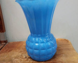 Lot 21: Gorgeous vintage blue vase 