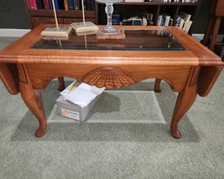 Drop leaf coffee table