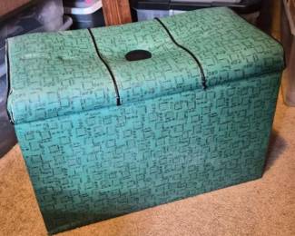 138 MidCenturyGreenVinylStorageBenchwithLiftTopLidRead