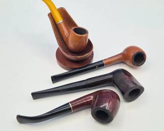 136 VariousBrandedTabaccoPipesWoodenSavinelliStand