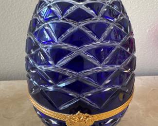 Luxury estate auction featuring fine Italian and antique furniture, sterling silver jewelry, Fabergé, Lalique and Waterford crystal, porcelain collectibles, and elegant home décor. Discover ornate chandeliers, religious statues, decorative sculptures, and original artwork by renowned artists.