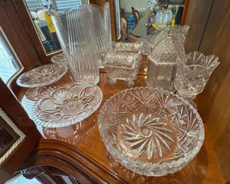 Luxury estate auction featuring fine Italian and antique furniture, sterling silver jewelry, Fabergé, Lalique and Waterford crystal, porcelain collectibles, and elegant home décor. Discover ornate chandeliers, religious statues, decorative sculptures, and original artwork by renowned artists.
