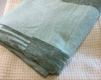 Lot 84: Blankets and throw
