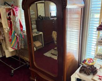 Wardrobe that is in fabulous condition!!